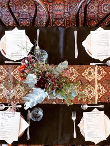 een tafel met een zwarte tafeldoek met vork en mes bij Grand View Hotel in Wentworth Falls