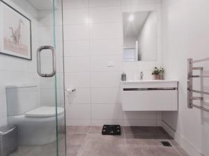 łazienka z toaletą i umywalką w obiekcie Brand New Lux 2 Bedroom Apartment w Auckland +5 zdjęć