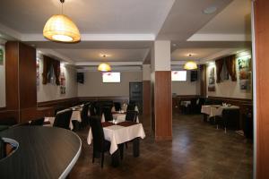 Een restaurant of ander eetgelegenheid bij Aranda Hotel
