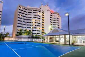 einen Tennisplatz vor einem Hotel in der Unterkunft Rydges Esplanade Resort Cairns in Cairns