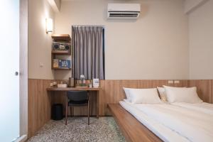 東皋歇暝-鹿港民宿 Tang-ko Hioh-mî- Lukang Guesthouse客房内的一张或多张床位