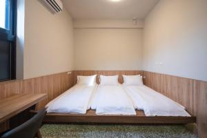 東皋歇暝-鹿港民宿 Tang-ko Hioh-mî- Lukang Guesthouse客房内的一张或多张床位