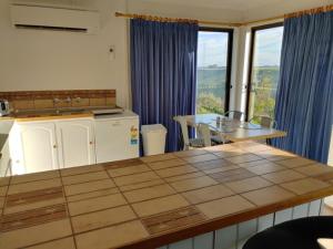 A kitchen or kitchenette at Cobden Crest Cottages