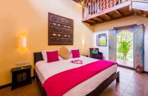 Un pat sau paturi într-o cameră la Life in Amed Beach Hotel