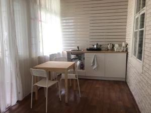 cocina con mesa y sillas en una habitación en КОКОН дом под ключ en Gagra
