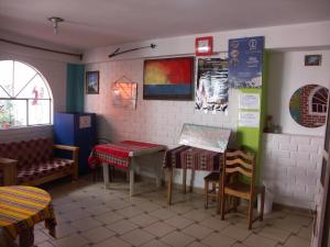 un restaurante con mesa y sillas en una habitación en La Cabaña en Huaraz
