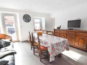 a dining room with a table and chairs and a tv at Appartement Valloire, 3 pièces, 6 personnes - FR-1-263-404 in Valloire