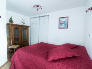 a bedroom with a bed with a red blanket at Appartement Valloire, 3 pièces, 6 personnes - FR-1-263-404 in Valloire