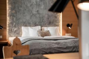 Ein Bett oder Betten in einem Zimmer der Unterkunft Strasserwirt - Ansitz zu Tirol