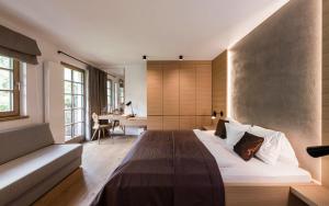 Ein Bett oder Betten in einem Zimmer der Unterkunft Strasserwirt - Ansitz zu Tirol
