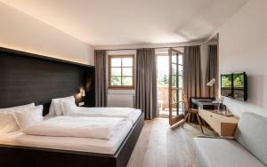 Ein Bett oder Betten in einem Zimmer der Unterkunft Strasserwirt - Ansitz zu Tirol