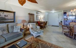 uma sala de estar com um sofá, cadeiras e uma mesa em Hanalei Bay Resort 6102 condo em Princeville