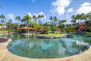 uma piscina num resort com palmeiras em Hanalei Bay Resort 6102 condo em Princeville