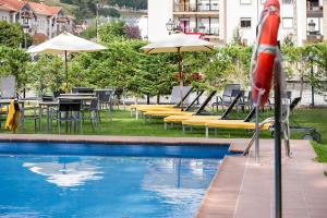 Bazén v ubytování Parador de Limpias nebo v jeho okolí