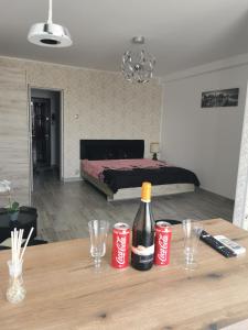 - une chambre avec un lit et une bouteille de vin sur une table dans l'établissement Studio Alina&Marius, à Bucarest