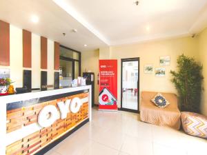 a store with an omo sign in a lobby at OYO 567 Blue Horizon Hostel in Dumaguete