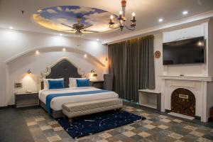A bed or beds in a room at Marbella Dehradun