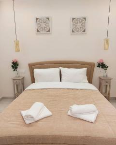 Een bed of bedden in een kamer bij Vista Mare Suites , 2 min drive to the sea (1)
