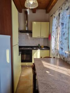 Η κουζίνα ή μικρή κουζίνα στο ANTICA CORTE ORTAIA APPARTAMENTI +10 φωτογραφίες