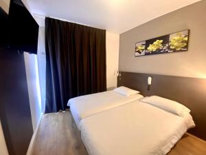 Postel nebo postele na pokoji v ubytování Hotel Victor Hugo + 23 fotografií