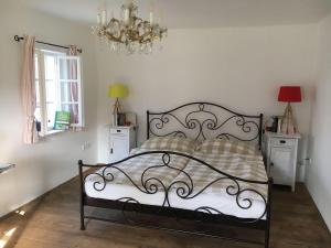 A bed or beds in a room at Kellerstoeckl-am-veganen-Bio-Lebenshof-nur-fuer-Hundefreunde-empfohlen