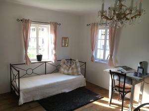 A bed or beds in a room at Kellerstoeckl-am-veganen-Bio-Lebenshof-nur-fuer-Hundefreunde-empfohlen