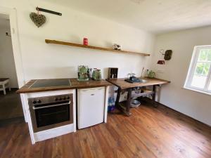 A kitchen or kitchenette at Kellerstoeckl-am-veganen-Bio-Lebenshof-nur-fuer-Hundefreunde-empfohlen Még 37 kép