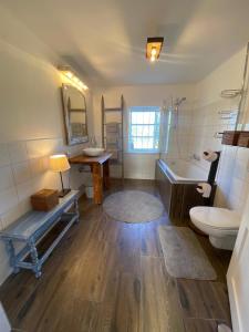 A bathroom at Kellerstoeckl-am-veganen-Bio-Lebenshof-nur-fuer-Hundefreunde-empfohlen