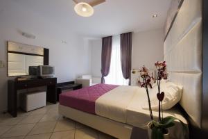Un pat sau paturi într-o cameră la Villa Dorita Luxury Apartments