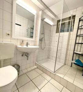 bagno con doccia, lavandino e servizi igienici di Beachhouse Schwedeneck a Surendorf