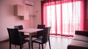une salle à manger avec une table et des chaises devant une fenêtre dans l'établissement Santo Stefano Club, à Praia a Mare