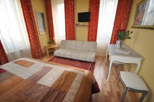 um quarto com uma cama, um sofá e uma mesa em Hotel Restaurant "Athen" em Münstermaifeld