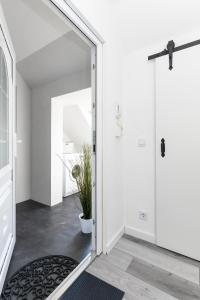 an open door to a hallway with a potted plant at Ferienwohnung Abendrot im Haus Auszeit Crusoh in Schweindorf