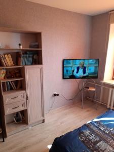 リエパーヤにあるPromenade Central Apartmentの壁に薄型テレビが取り付けられたリビングルーム