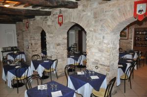 Reštaurácia alebo iné gastronomické zariadenie v ubytovaní Hotel Tre Ceri