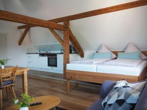 a living room with a bed and a table at Ferienwohnungen Grüner Baum in Seinsheim
