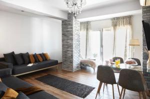 een woonkamer met een bank en een tafel bij Volos View in Volos