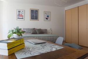 een woonkamer met een tafel en een bed bij Appartamento Camillo in Macerata