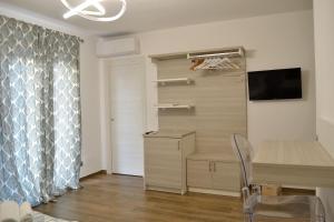 Zimmer mit einem Schreibtisch und einem TV in einem Zimmer in der Unterkunft B&B Trepo Santa Domenica in Santa Domenica