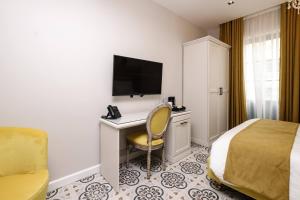 TV a/nebo společenská místnost v ubytování Casa Reale Boutique Hotel + 37 fotografií