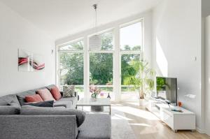 a living room with a couch and a tv at Great Stay Villa Sandviken in Sandviken