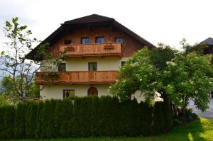 una casa con un balcón en el lateral. en Möselberghof, en Abtenau