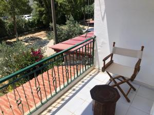 una silla sentada en el balcón de una casa en Kuşadası Tatil Evi, en Soğucak
