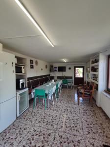 cocina con mesa y sillas en una habitación en Casa Daya, en Topliţa