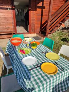 una mesa de picnic con platos de comida. en Casa Daya, en Topliţa