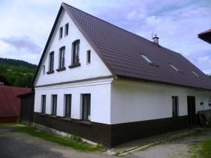 ロキトニツェ・ナト・イゼロウにあるPenzion Pod Studenovemの黒屋根白屋根