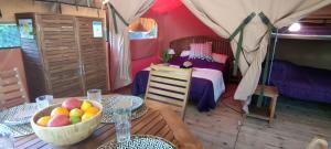Ένα ή περισσότερα κρεβάτια σε δωμάτιο στο Camping de Matour +60 φωτογραφίες