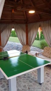 a ping pong table in a living room at Domki u Asi in Wilkasy