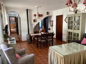 a living room with a table and chairs at María in Cortegana