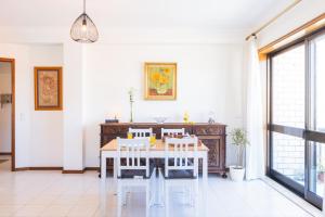 a dining room with a table and chairs at Espinho Sunshine Flat in Espinho